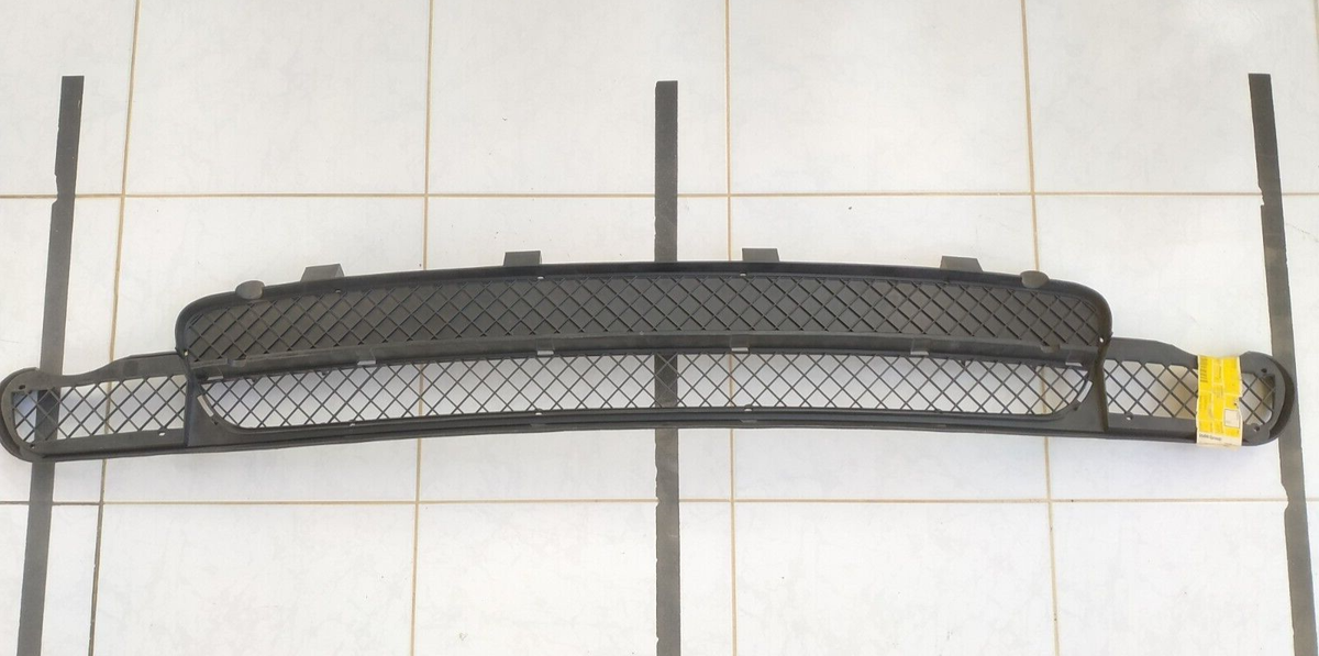 BMW E46 Compact bumper grid front !!NEW!! !!GENUINE!! 51118252788