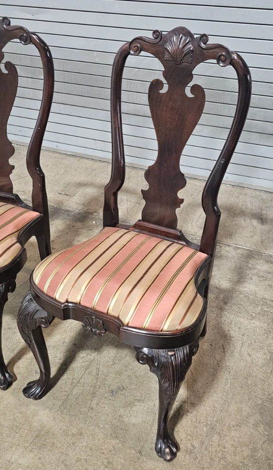 Par de sillas laterales Stickley Williamsburg con revestimientos de caoba CW 204 tela de seda Foto 4 de 4