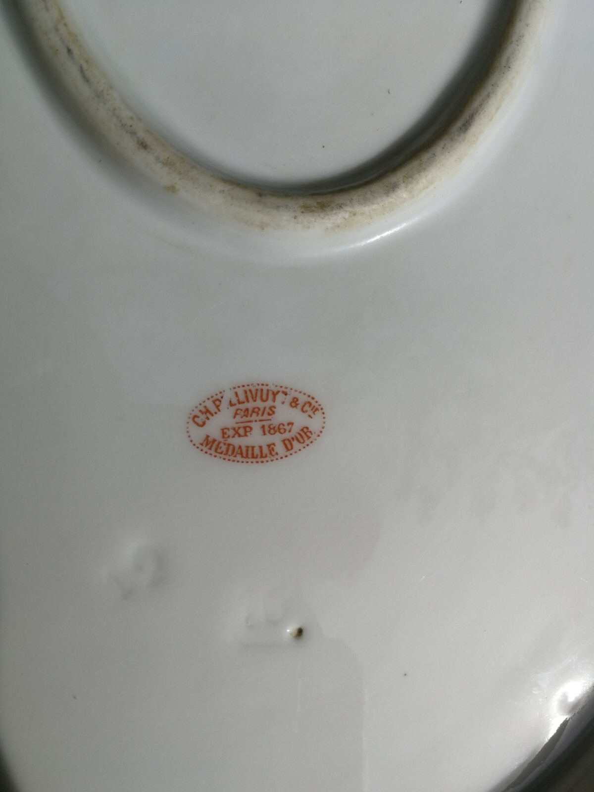 Grand plat ovale en rotin et porcelaine