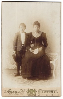 Photography studio Samson & Co., Frankfurt/Main, Zeil 46, mother in Sunday sk 