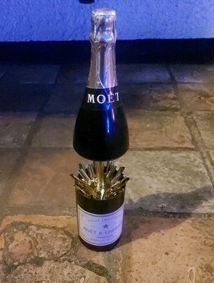 Vintage Moet & Chandon Flasche Spieluhr Zigarettenspender 