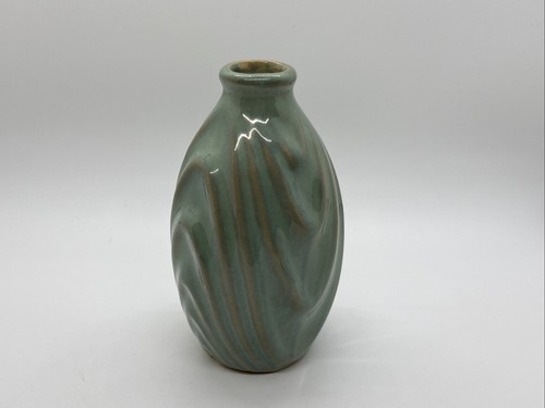 Celadon Glazed Art Pottery Ridged Bud Vase 5.25" x 3.25" - Bild 8 von 11