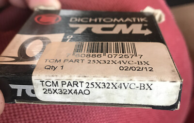 TCM NBR / Carbon Steel Oil Seal VC Type 0.984'' x 1.260'' x 0.157'' 25X32X4VC-BX