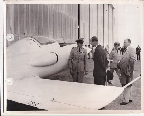 Original Pressefoto Herzog von Edinburgh untersucht Pike Jindivik bei Woomera 1954