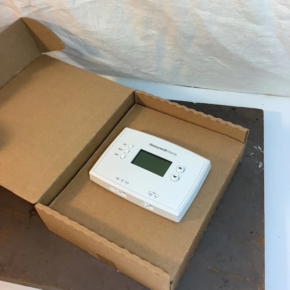 Honeywell Home RTH221B Programmable Thermostat - Image 3 of 4