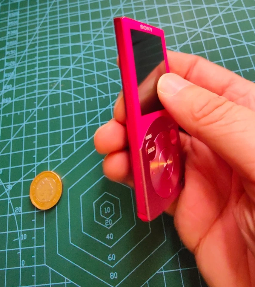 Boxed Sony NW-E062K Digital Music Player + speaker - Image 3 of 4