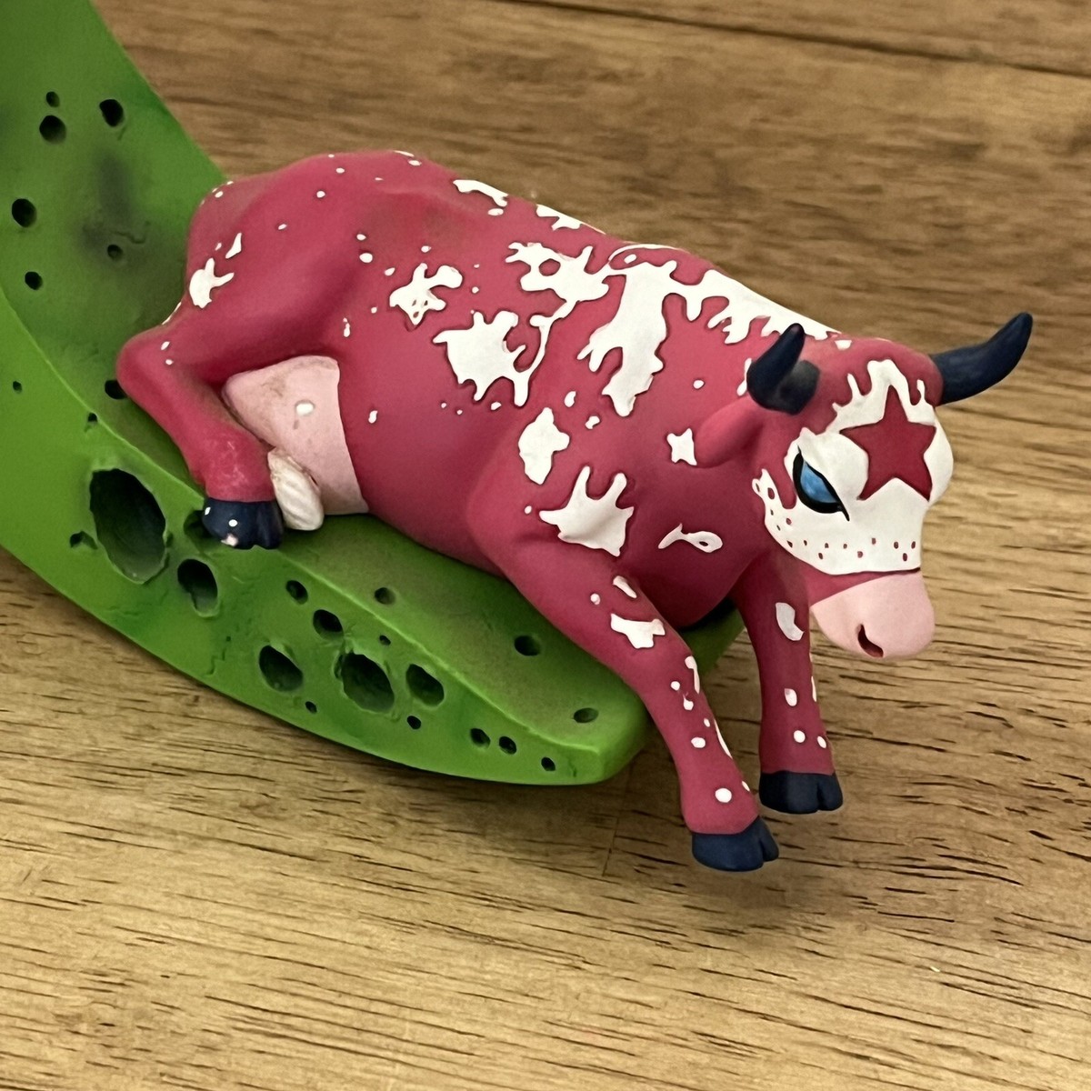 MOON) MOOON DREAMS #7250 Cow Parade Resin Figure ©2002 Ltd