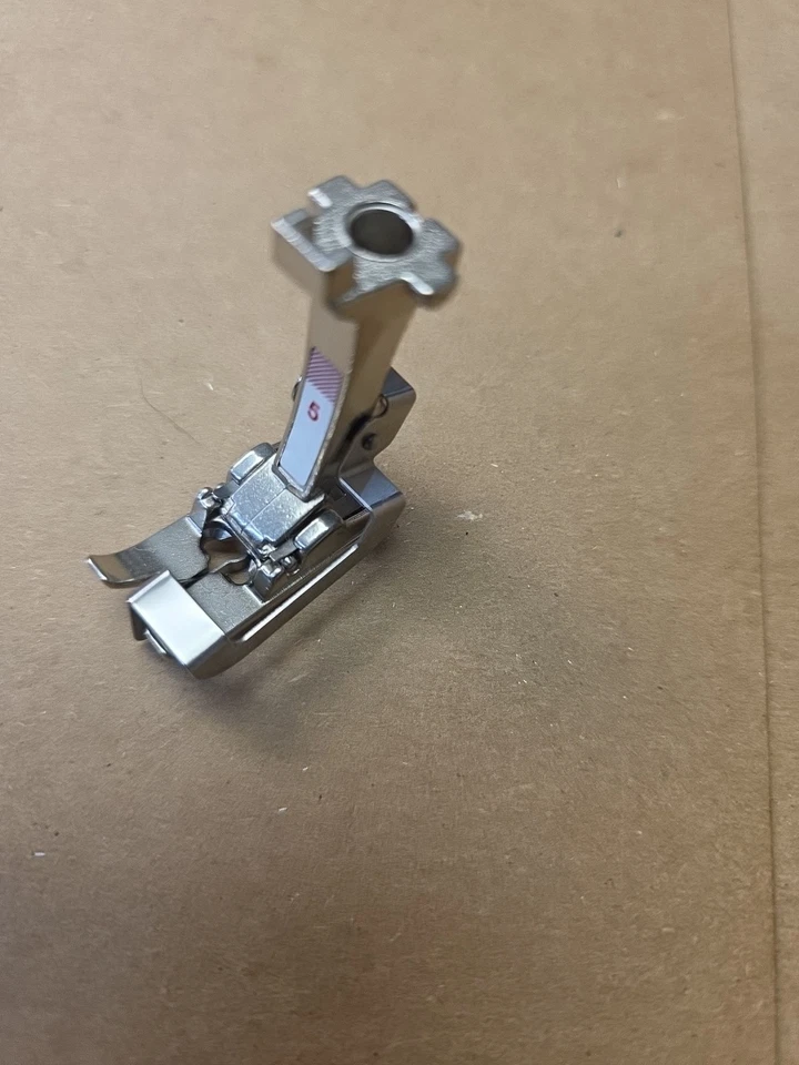 Pie de puntada ciega Bernina #5 con guía Foto 2 de 4