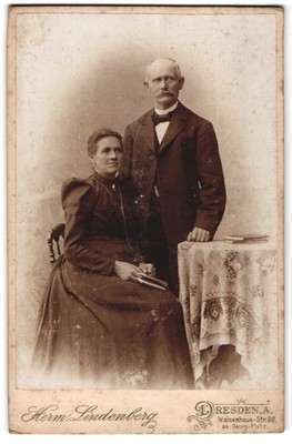 Fotografie Herm. Lindenberg, Dresden, A., Waisenhaus-Strasse 38, Älteres Paar i 