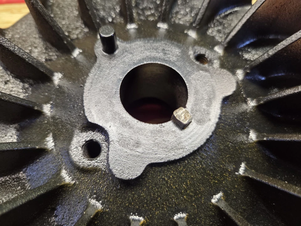 1967 I.H. Volante Cub Cadet. P/N A-235908. Kohler K301AS. 12 HP. - Imagem 2 de 4