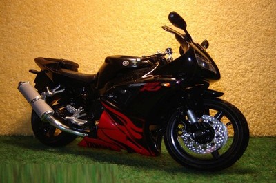 1:12 Yamaha YZF-R1 Schwarz Airbrush 2002 NEW RAY 00385
