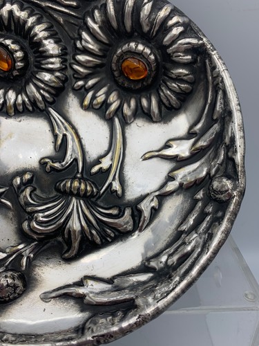 Splendido insolito set piatti repousse floreale con piedi in metallo bianco con gemme - Foto 5 di 12