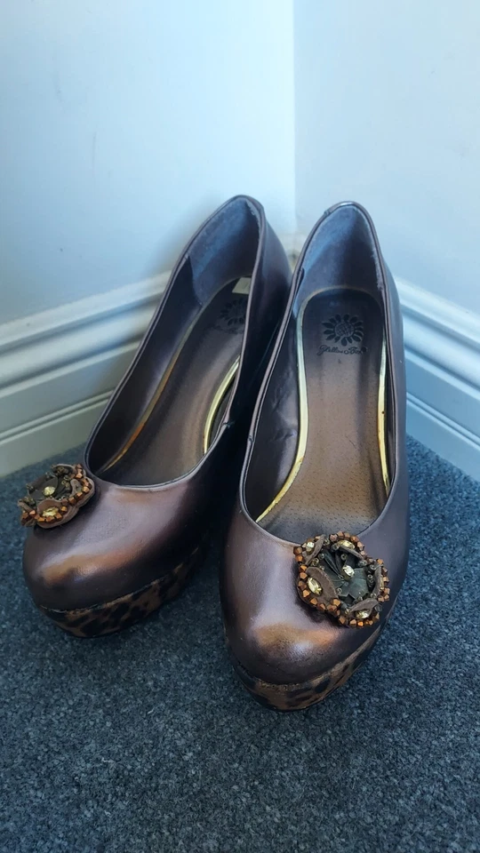 Tacones de cuña con estampado de cobre y leopardo brillantes metálicos de caja amarilla Foto 2 de 4