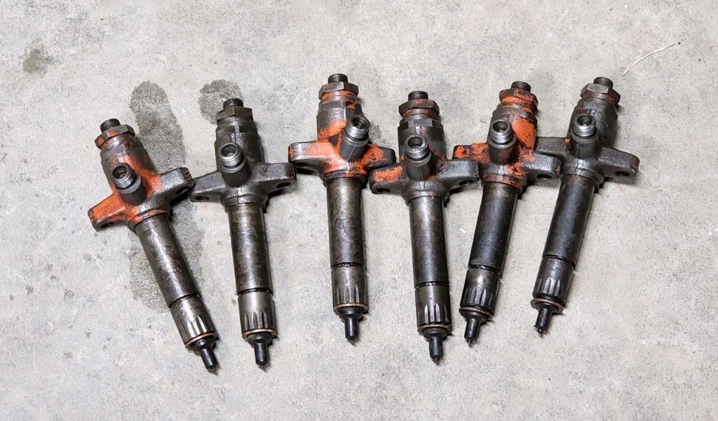 Allis Chalmers 190 XT Diesel Engine Complete Fuel Injector Set