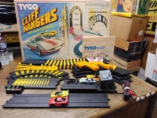 Vtg TYCO Cliff Hangers No 6208 HO Slot Car Race Set Cars Track Controllers w/Box