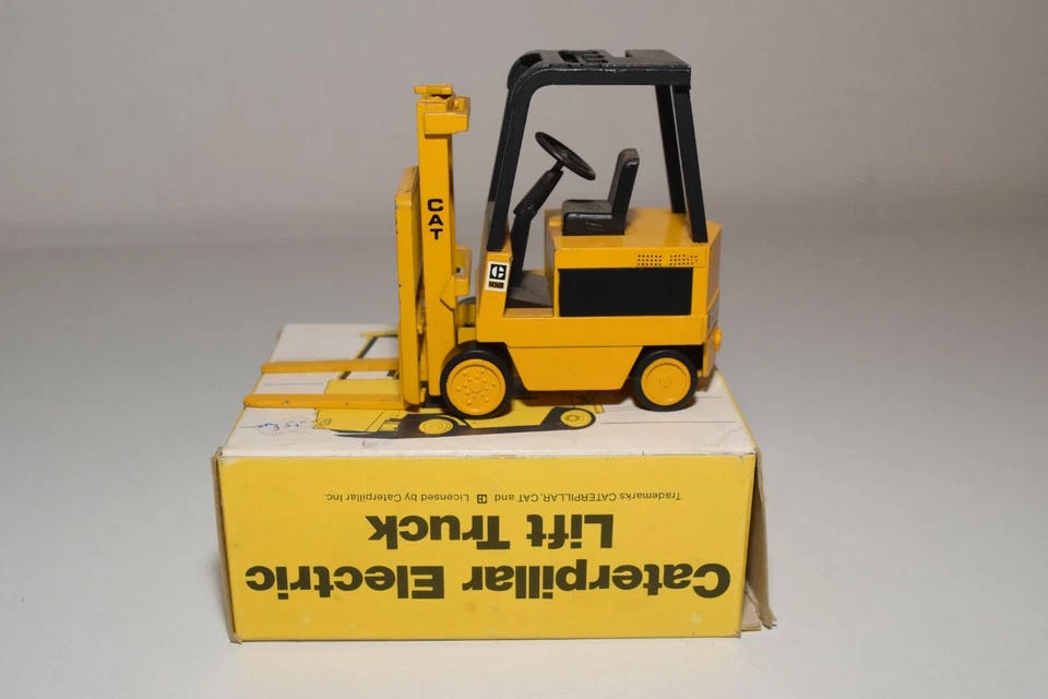 A31 1:25 NZG N.Z.G. CARRELLO ELEVATORE ELETTRICO 225 CATERPILLAR GIALLO NUOVO... - Immagine 2 di 4