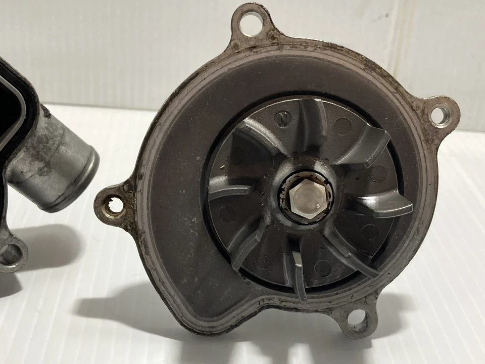2001 Suzuki Gsxr 1300 Hayabusa Water Pump (Oem) Foto 4 de 4