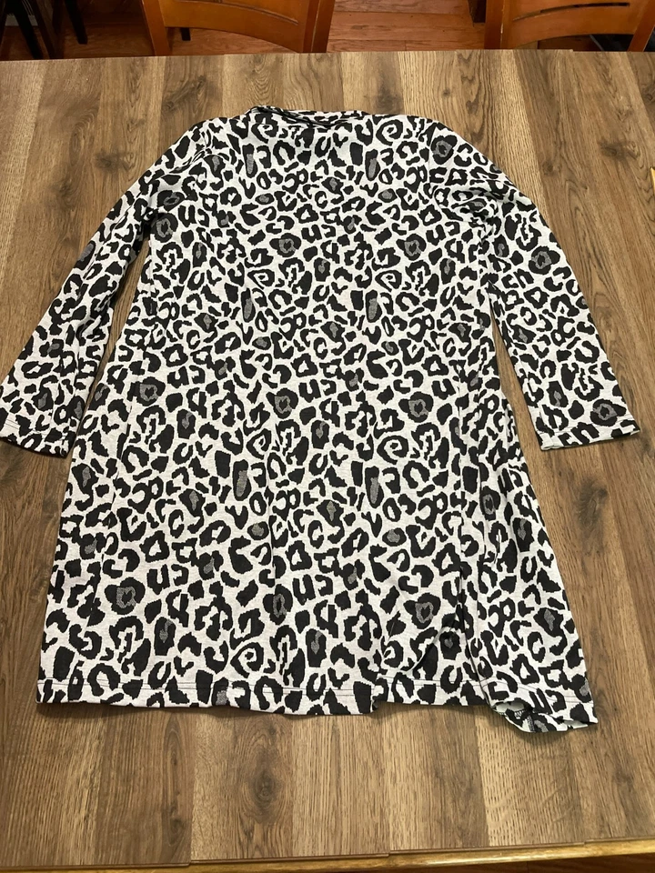 Suéter Andrea Jovine, Para Mujer Talla Mediana, Negro Gris, Estampado Guepardo, Cárdigan Foto 2 de 4