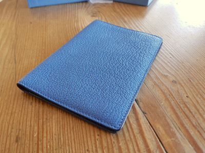 Smythson Reisepasshülle aus genarbtem Leder (& Bordkarte)