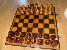 Wunderschönes handgeschnitztes Holz-Schachspiel mit Klappbrett – sehr dekorativ