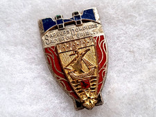 Un insigne " Sapeurs Pompiers Paris ".