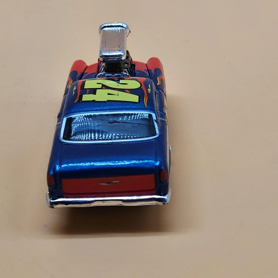 Veículo Hot Wheels 55 Chevy Bel Air Gasser Dupont 24 chamas motor soprado fundido - Imagem 2 de 4
