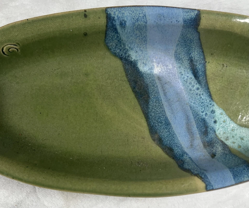 Bandeja ovalada para servir cerámica de barro mosquito verde azul esmalte por goteo asas hechas a mano Foto 3 de 4