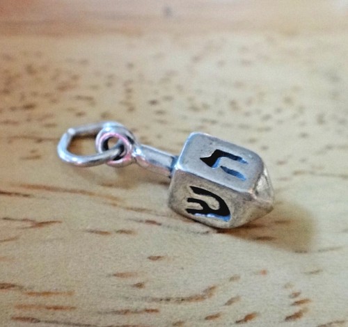 Sterling Silver 3D 4 sided Small 14x5mm Holiday Dreidel Jewish Hanukkah Charm - Afbeelding 1 van 4