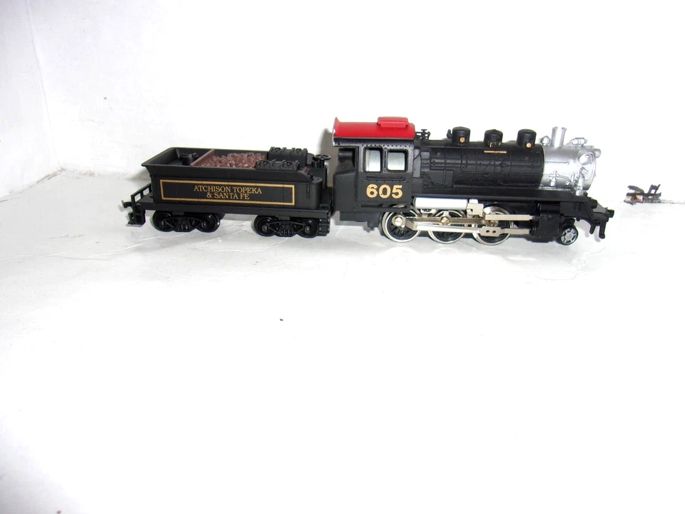 D8  (HO)Model Power #6720 HO Scale ATSF#605 Steam Locomotive & Tender w/box - Image 3 of 4