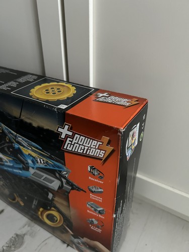 LEGO TECHNIC 42095 Remote-Controlled Stunt Racer - Picture 3 of 7