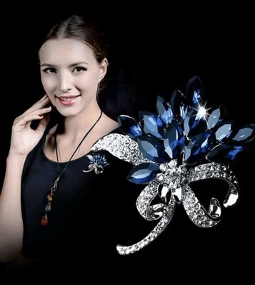 Schöne blaue und klare Strass Blumen Brosche silberfarben sehr hübsch 
