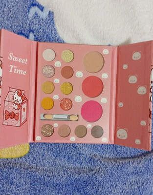 Hello Kitty Lidschatten Palette in Buchform
