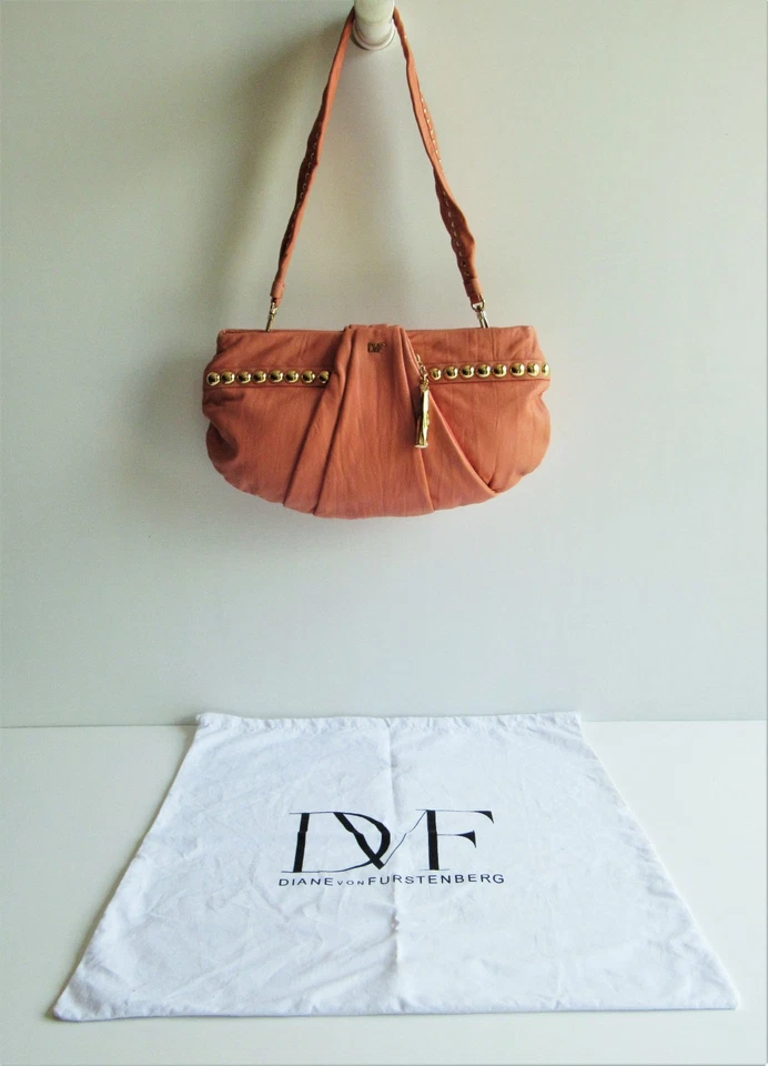 Bolso Hobo Diane Von Furstenberg DVF Nuevo $695 Cuero Recogido Coral Dorado Tachuelas Foto 2 de 4