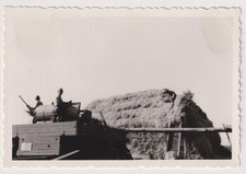 Kasernierte Volkspolizei KVP Soldaten Erntehelfer Strohballenpresse 1959 (2)