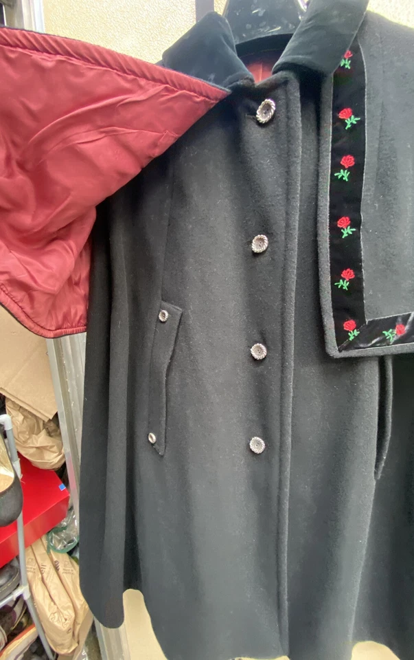 Винтажный великолепный шерстяной плащ других производителей черный с вышивкой красной розой размер 42 - Изображение 2 из 4