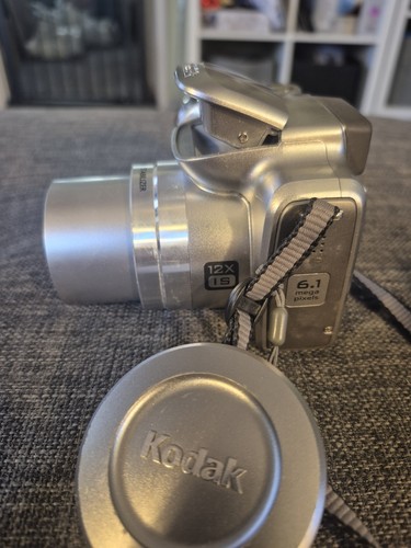 Kodak EasyShare Z612 6.1MP Digital Camera Silver w/Case & 2 Battery + Charger - Picture 4 of 17