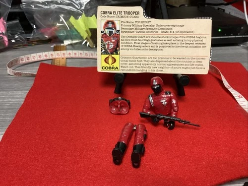 Hasbro G.I.Joe Classified Crimson Guard Action Figure And File Card And Rifle