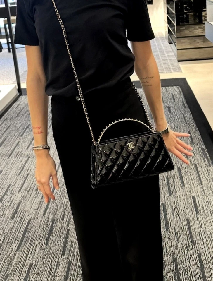 Bolso de mano Chanel charol negro brillante. Foto 2 de 4