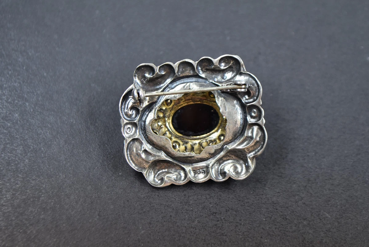 Trachtenbrosche Silber 835 mit großem Granat und Perlen besetzt.