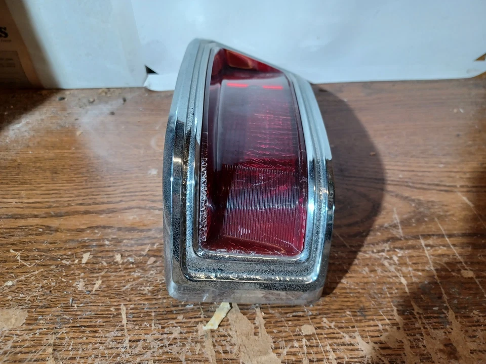 Carcasa de luz trasera derecha Plymouth Valiant 1973 con lente completa OEM 73 lado de paso Foto 3 de 4