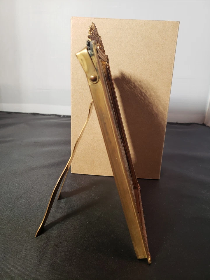 Marco de fotos de gabinete de latón dorado dorado victoriano Royal MFG Co cinta y flores Foto 4 de 4