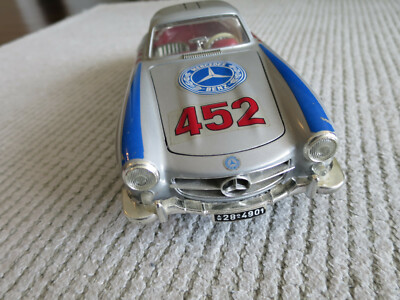 Bburago 1/18 Scale 1954 Mercedes 300SL Gullwing (with racing