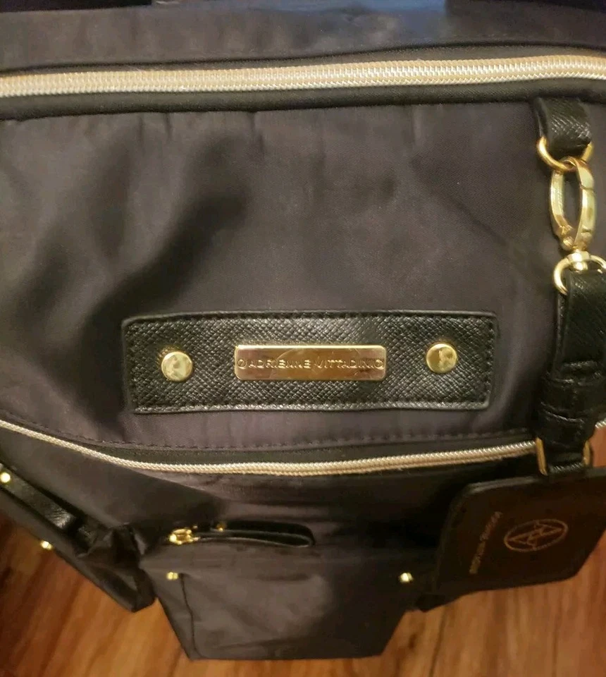 Mochila Adrianne Vittadino negra con etiqueta de equipaje  Foto 3 de 4