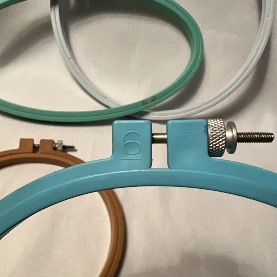 Assorted Lot of 4 Embroidery Hoops Plastic 5", 6”, &8” Round 4.5"x9" Oval - Image 3 of 4