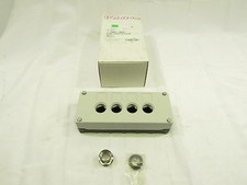 SIEMENS 3SB02-SM40 PUSHBUTTON STATION 4-HOLE 22mm  ***NIB***