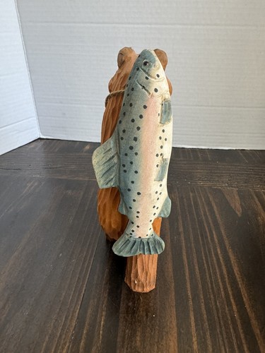 Statuina scultura orso grizzly in legno intagliato con trota capanna di campagna countrycore - Foto 4 di 6