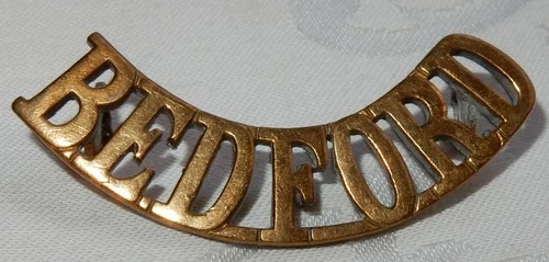WW1 BEDFORDSHIRE REGIMENT MILITARY SHOULDER TITLE BADGE COFFIN LUGS WORLD WAR I