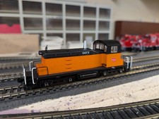JJK WALTHERS MAINLINE EMD SW1 - MILW MILWAUKEE ROAD 963 - DC VERSION - 19244