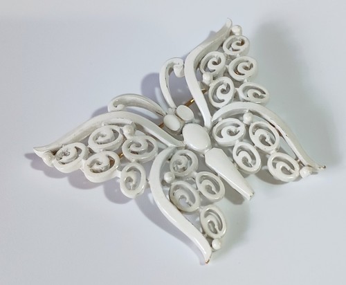 Vintage TRIFARI White Enamel Butterfly Brooch 2.25" x 1.75" - Picture 4 of 7