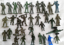 32 VINTAGE 1960'S PLASTIC SOLDIERS AND ONE CANNON - MIXED LOT
